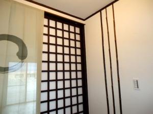 塗り壁にｱｸｾﾝﾄとして黒竹を施した