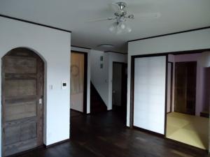 玄関ホール部から見た内観は天井・壁を白の塗り壁を用いて、
床はダーク系の床にすることにより、
お互いの色を際立たせるようにした。