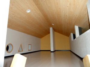 子供さんの秘密基地としてロフトを設け、
○△□の開口で子供の遊びの要素を取り入れた