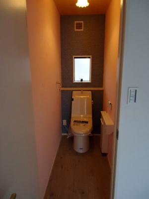 壁側面は塗り壁にして、
正面にはｱｸｾﾝﾄとしてタイル調のｸﾛｽを使用した