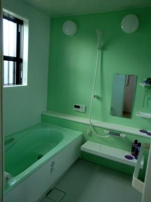 明るい雰囲気のお風呂にするため、
緑を基調として浴室に