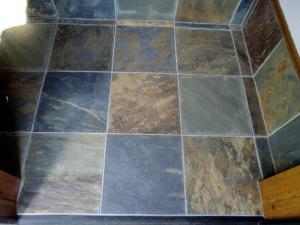 玄関部には錆石タイルを使用。
柄が1枚1枚違うので、色々な模様を楽しめる