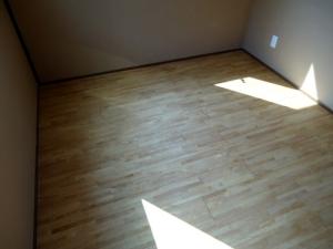 床はラバーウッドで、仕上げはリボス：ウォルナットです。