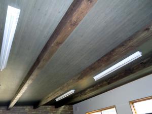 天井部には梁を表しにして天井のｱｸｾﾝﾄになっている