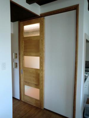 引き戸にﾜｯﾌﾙｶﾞﾗｽを用いて採光や人の気配を感じるようにしている