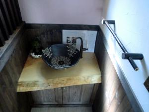 和調の陶器を使用したトイレの手洗い部
のタオル掛は竹のタオル掛けにした。