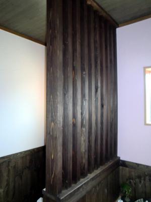 トイレと手洗い部は壁で間仕切らず、
腰壁より上は格子状にして圧迫感を無くしている