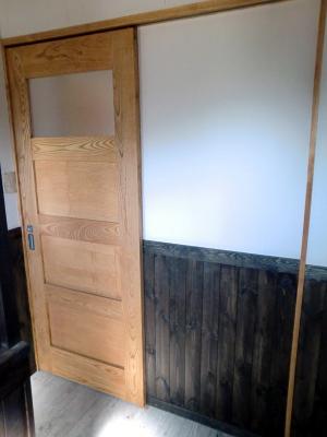 木製建具と腰の羽目板には植物性塗料を塗布してあります