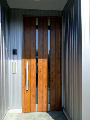 外観にシルバーの金属ｻｲﾃﾞｨﾝｸﾞにｱｸｾﾝﾄに玄関には木調の玄関ドアを使用