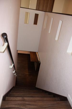 階段踏み板も床と同じ無垢の木板でなっている