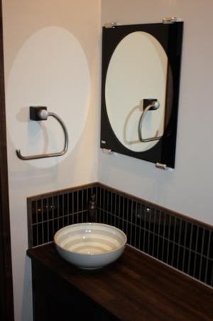 手洗いの陶器も器の様な形の物を設置しました