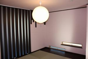 和室開口は下の方に小さな横スリットの開口を設けた