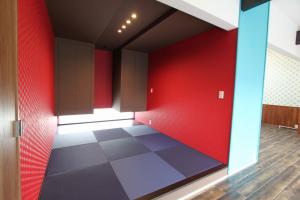 斬新なカラーコーディネートのモダン和室