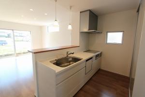 洗面所、インナーガレージと家事がはかどる動線のキッチン
カウンター越しに家族と会話もはずみそうです