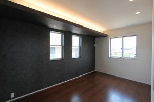 間接照明が効果的に映えるシックな寝室